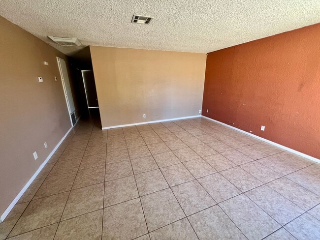 6001 Mariposa Ave