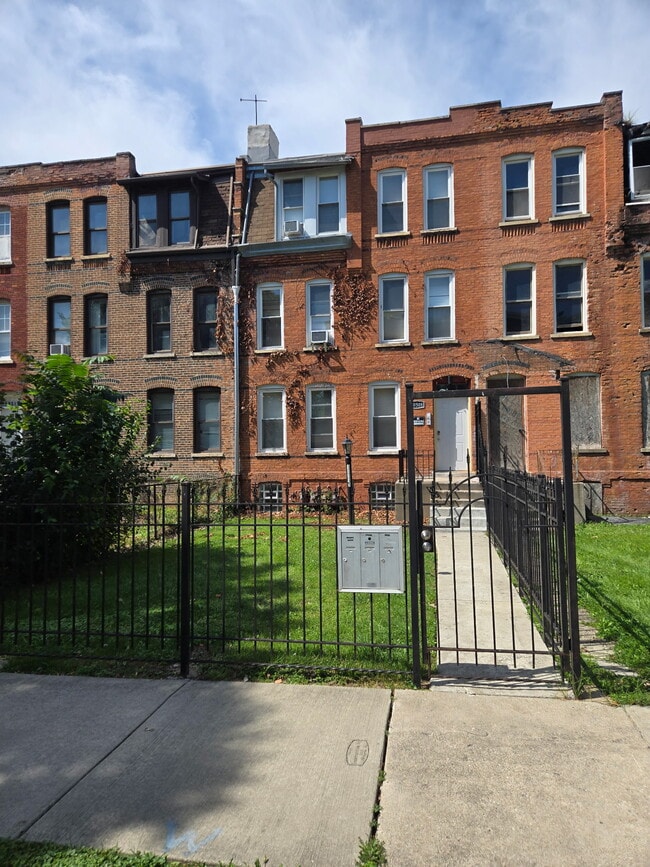 Facing front - 10508 S Maryland Ave Unit Quiet Commy