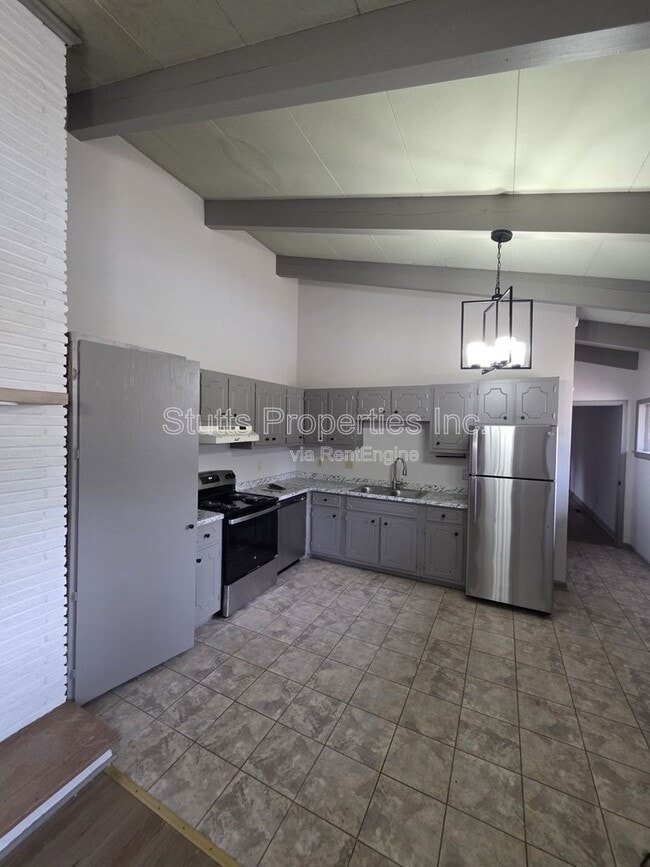 Photo - 668 Simpson St Unit 2