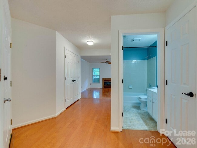 Photo - 19827 Henderson Rd Unidad B