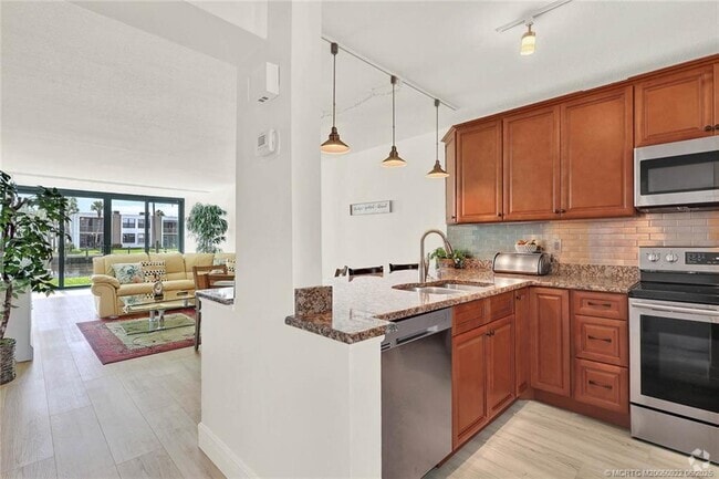 Building Photo - 1950 SW Palm City Rd Unit 6102 Rental