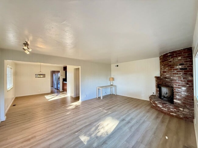 Photo - 922 Maple St