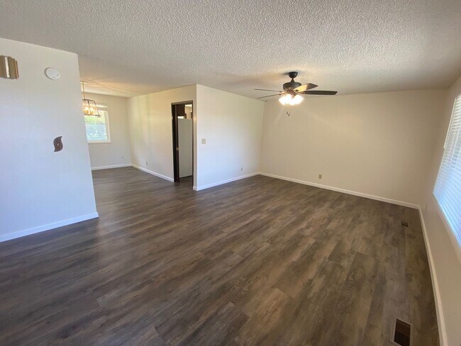 3045 W Shasta Ave