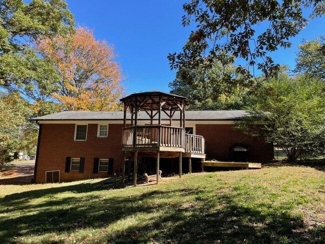 Photo - BEAUTIFUL 3 BED 2 BATH HOME WITH BASEMENT ...