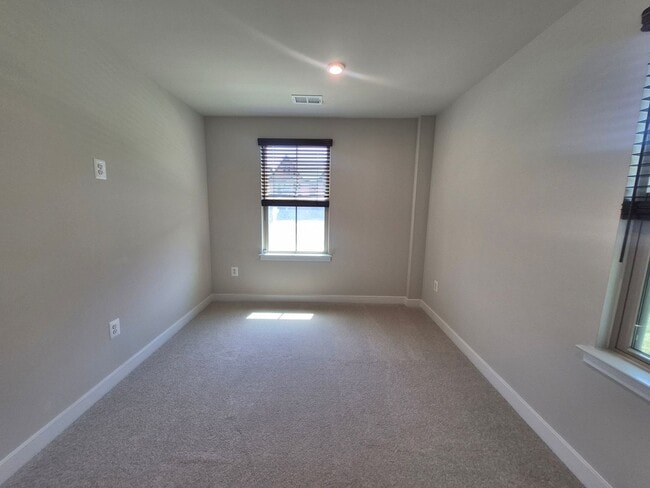 Photo - BEAUTIFUL END UNIT TOWNHOME IN NEW MARKET