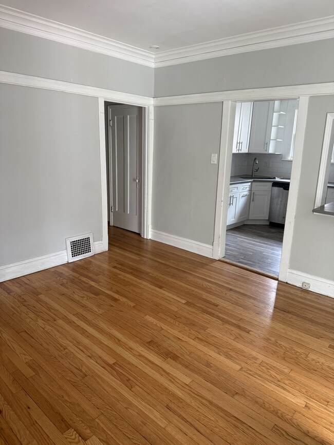 Photo - 2439 W Byron St