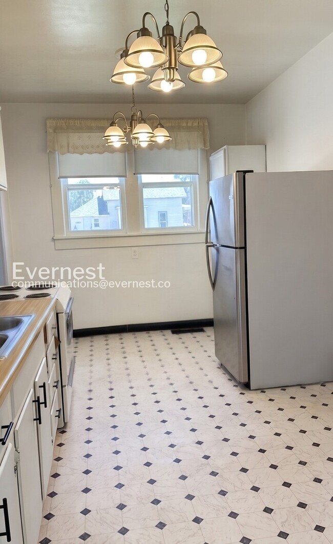 Photo - 2 Bed/1.5 Bath Home with Garage / Available Now!