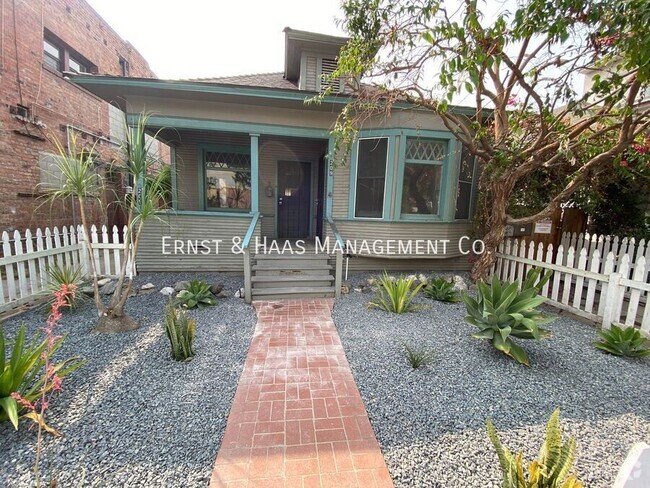 Building Photo - Lovely 2 Bedroom House Just Steps From Fin...