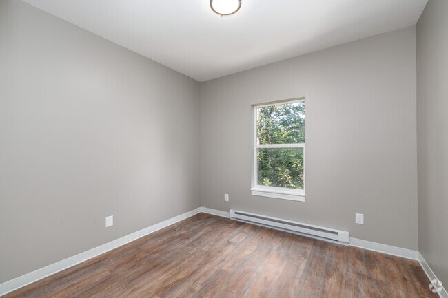 2BR, 1BA - 910SF - Second Bedroom