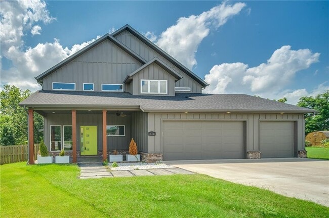 Photo - 612 S 58th Ct House