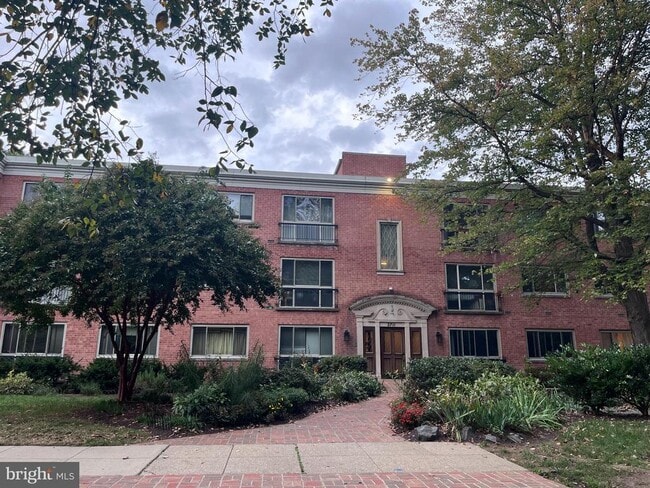 Building Photo - 2711 Ordway St NW Unit 205