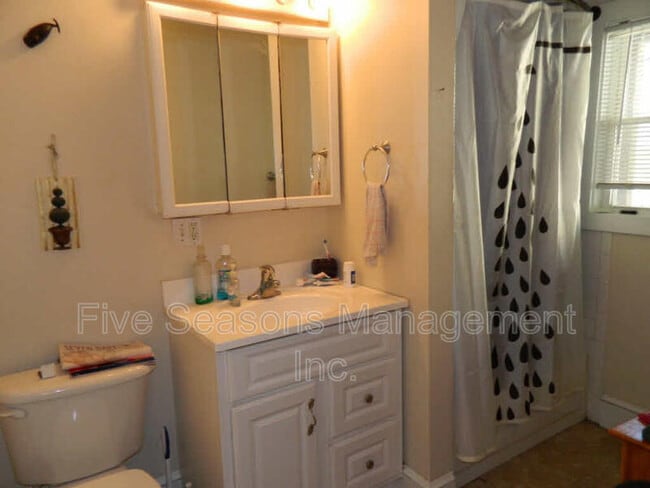 Photo - 70-74 Adams St - 72