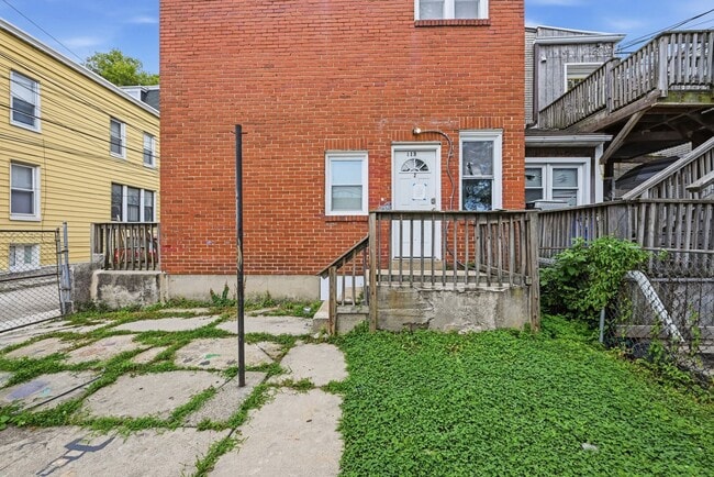 Building Photo - 113 N 13th St Unit 2