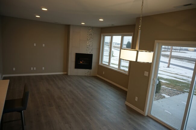 Amplio espacio habitable al lado de la cocina. - 3805 Stacy Dr