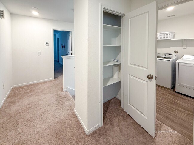 Photo - 1040 Greenshank Dr