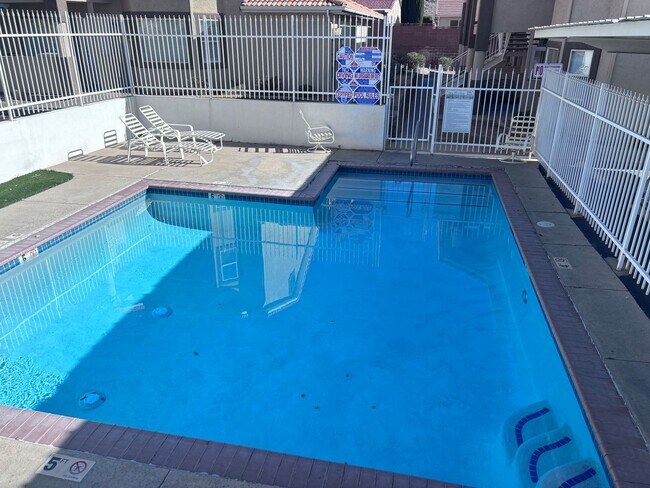 Photo - 3 bed / 2.5 bath / 1 car garage townhome with community pool