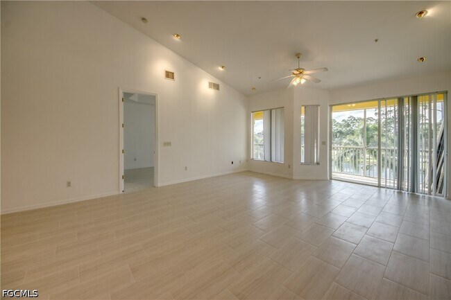 Photo - 15250 Riverbend Blvd Unidad 204