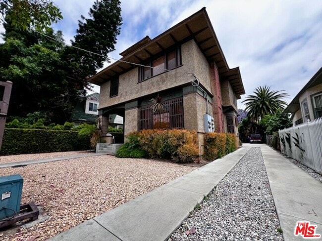 Building Photo - 2108 Oak St Unit B