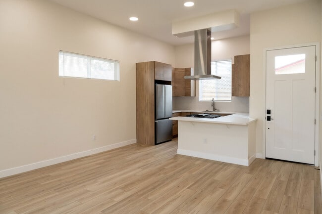 Vista de la cocina y la puerta de entrada. - 4772 Bancroft St Casa Adosada