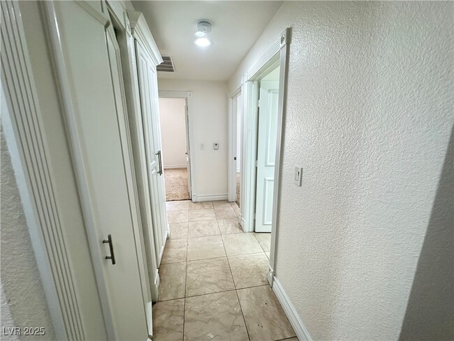 Building Photo - 270 E Flamingo Rd Unit 237