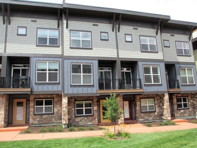 Building Photo - Centrally Located Newpark Townhome