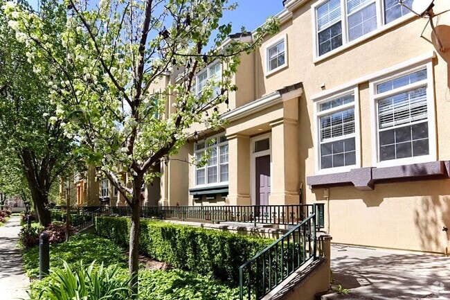Building Photo - Remodeled 3-bedroom townhome in Fremont – ...