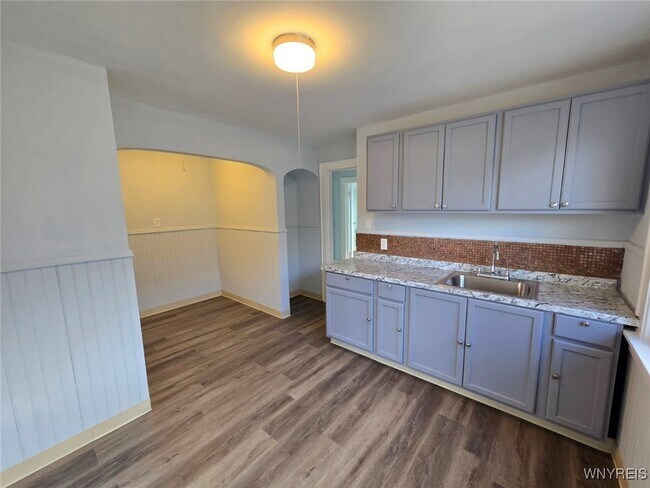 Photo - 693 Lasalle Ave