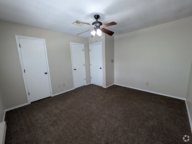 Building Photo - 2 Bedroom/ 1.5 Bath Townhouse Unit 4408 W Bellview Dr