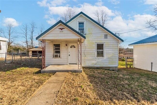 Building Photo - 229 Eastview Dr