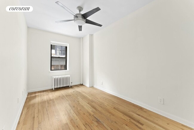 Photo - 31 E 20th St