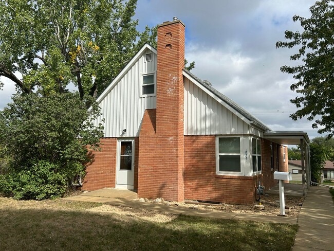 Building Photo - 836 5th Ave W