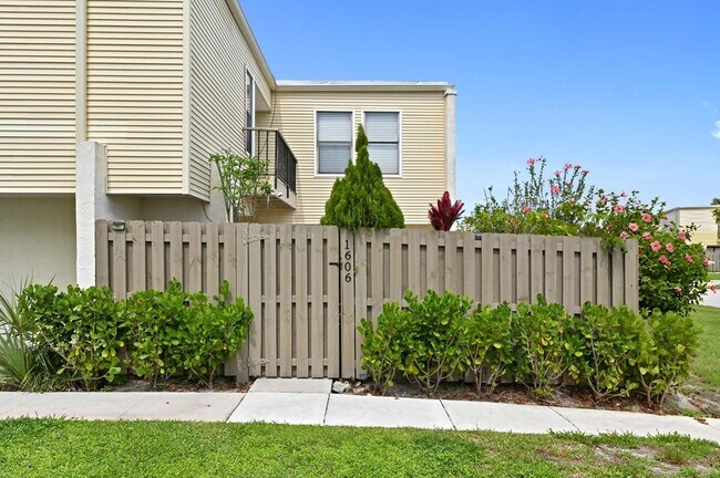 Photo - 1606 Shaker Cir