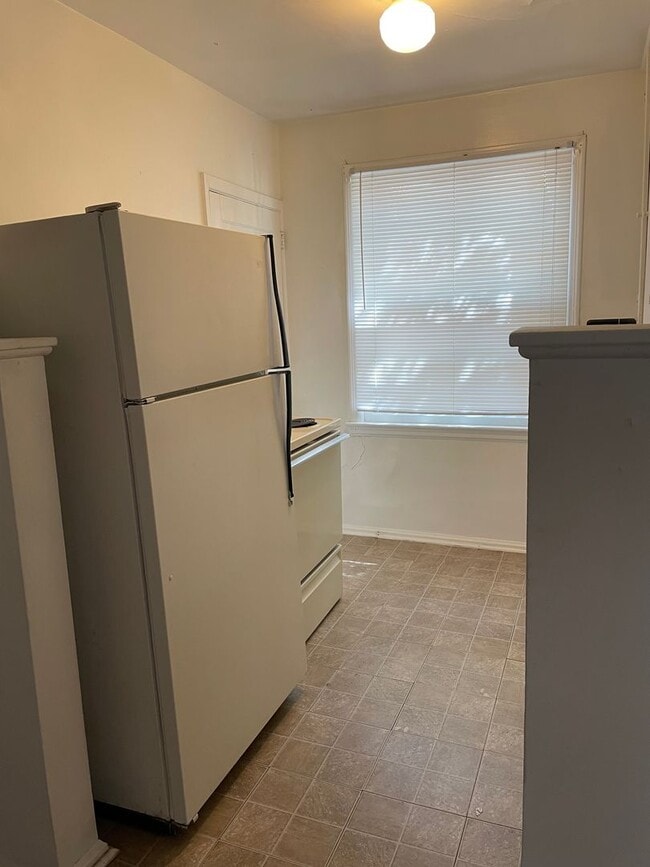 Photo - MCD15292              25 Unit 1529 MCDUFF AVE. #2 down
