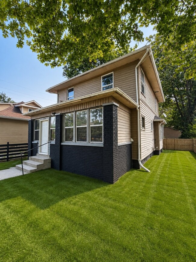 Photo - 2429 E Adams St
