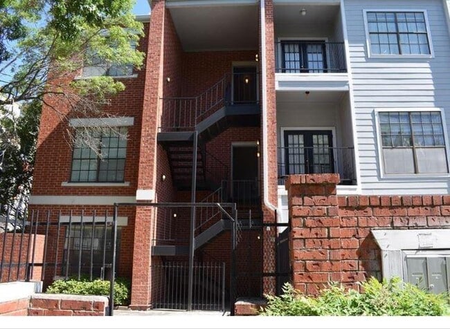 Building Photo - 712 W 21st St Unit 303