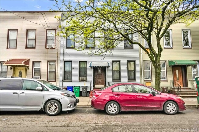 Building Photo - 71-60 69th Pl