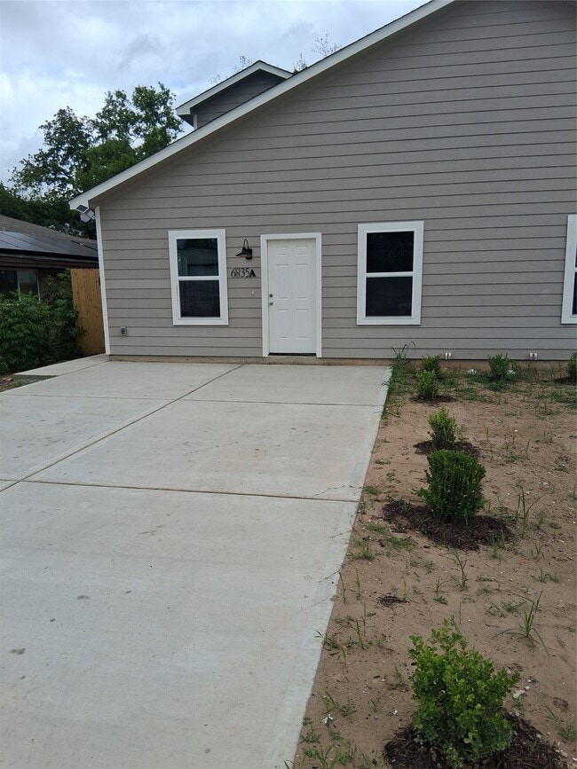 Photo - 6835 Landor St