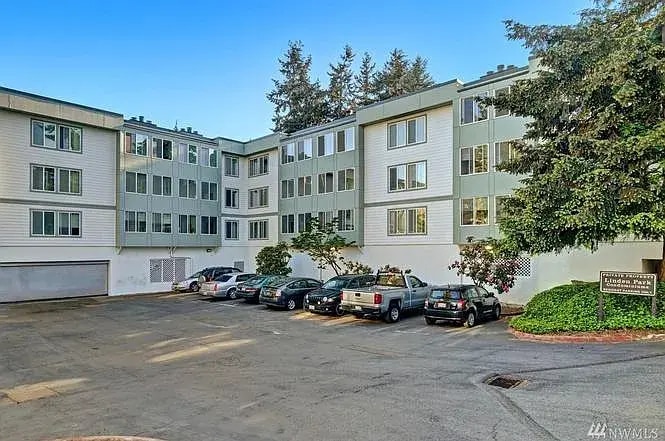 Photo - 13717 Linden Ave N (Seattle, WA)