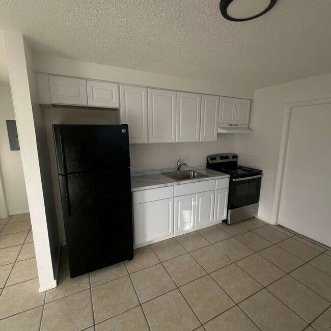 Photo - FORT MYERS ** 2 BED-1 BATH UNFURNISHED FIRST FLOOR APARTMENT AVAILABLE FOR A LONG-TERM TENANT ** ...