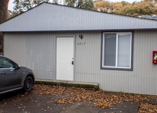 Building Photo - Berg- TriPlex on Lee St SE #10095 Unit 2217 Lee St SE