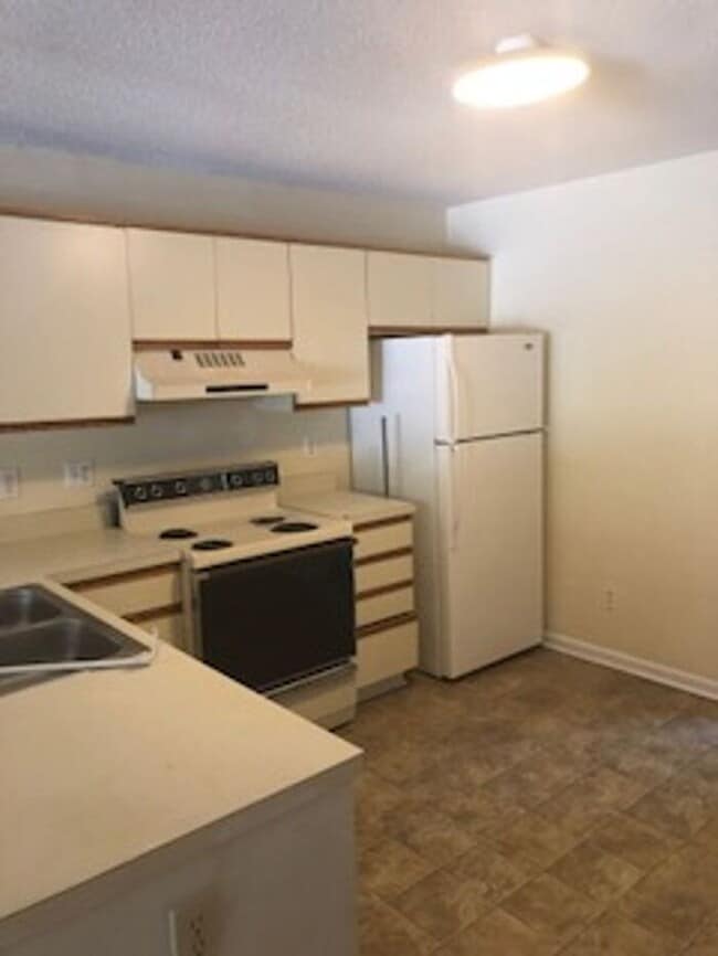 2BR Candle Wyck Community located on kerr Ave, Walk to UNCW, Shopping and Breweries Ground floor ...