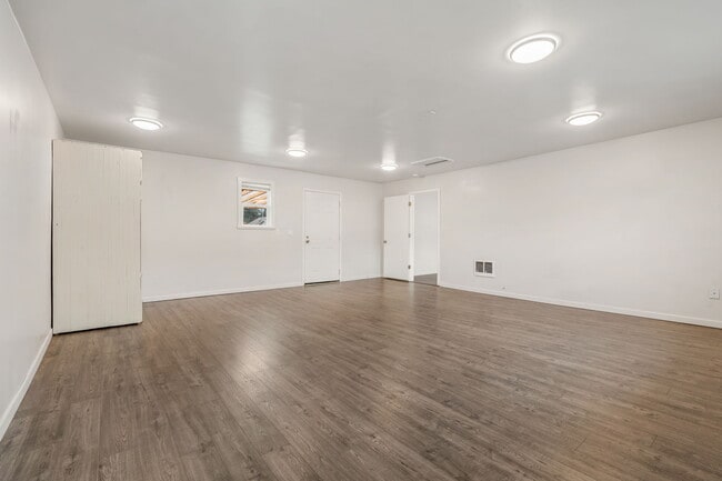 Photo - 1037 SW Cascade Ave