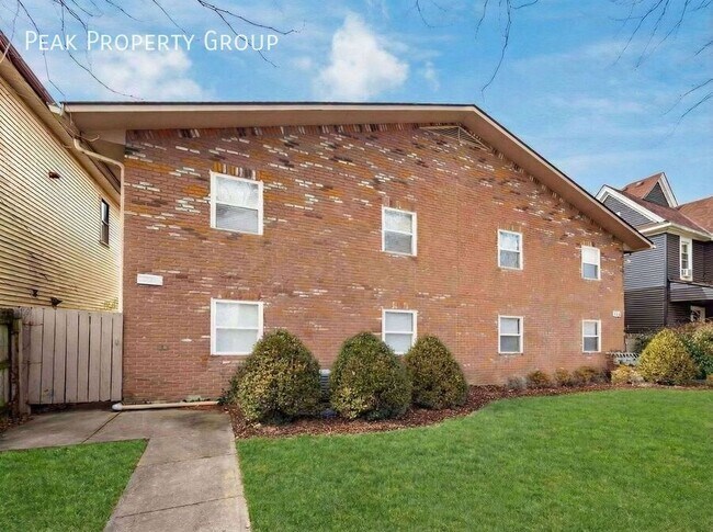 Building Photo - 1393-1395 Summit Street-2 Bedroom Unit 2 Bedroom