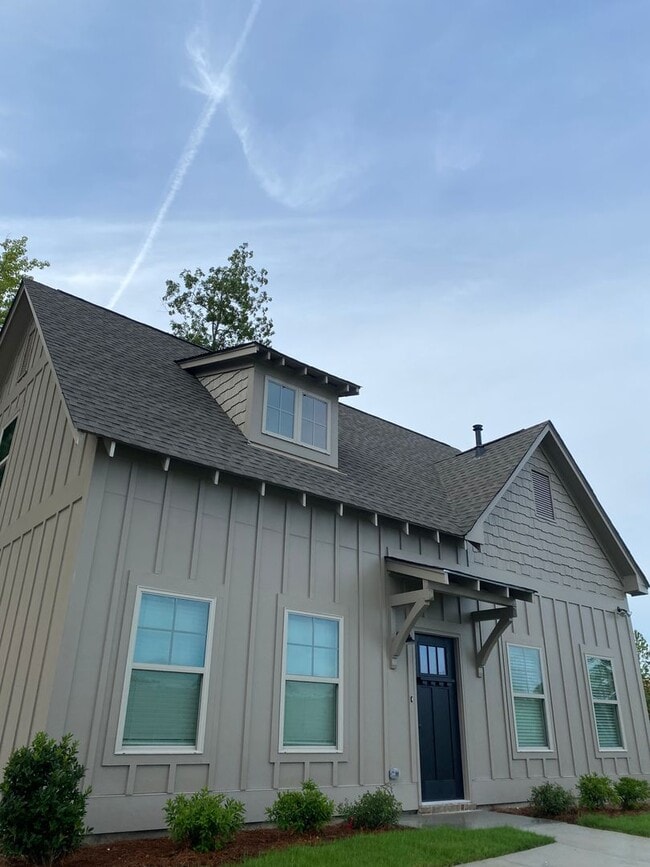 Photo - Spacious 3 Bedroom Home with Primary Suite on Main Level