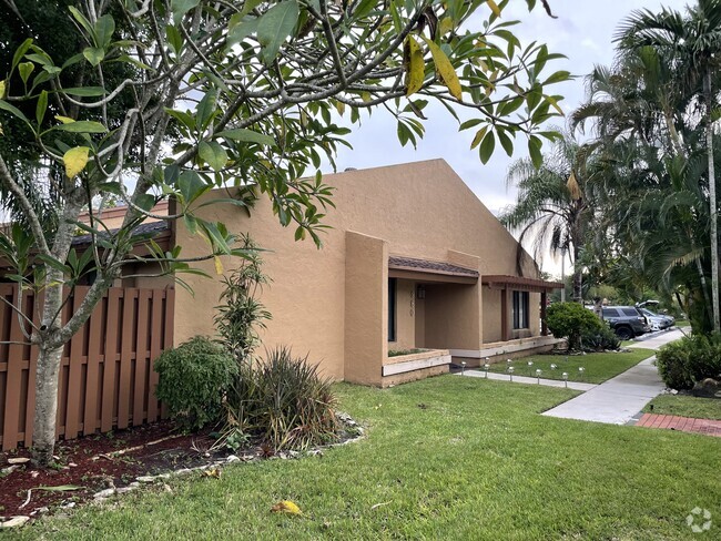 Building Photo - 980 NW 79th Ter Rental