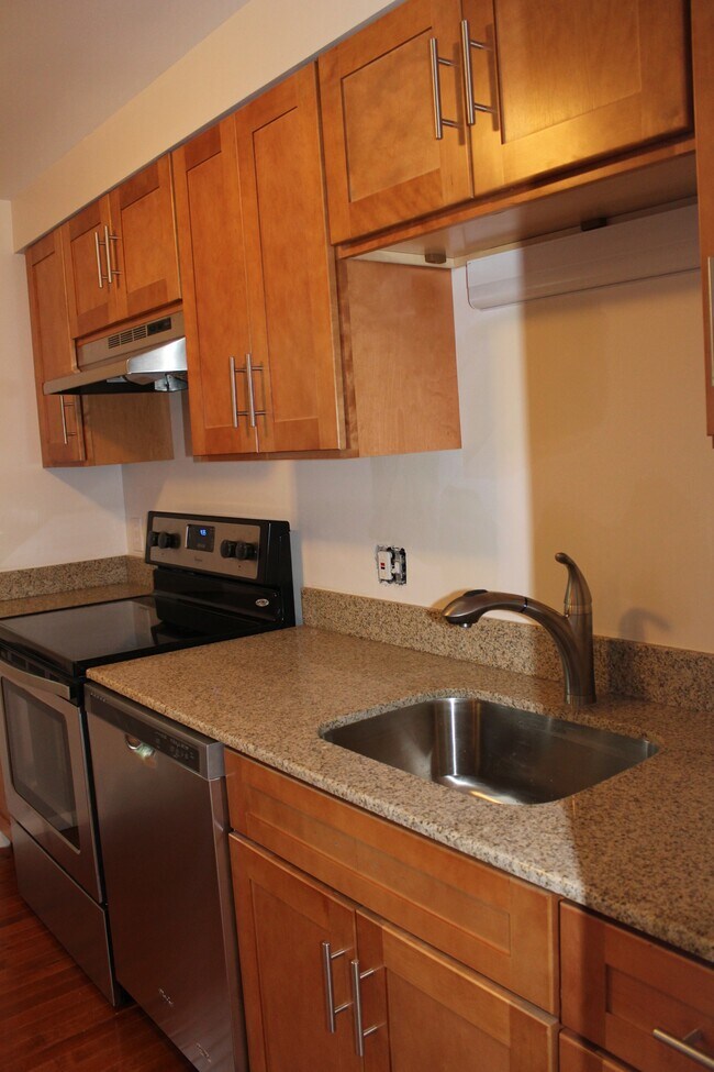 New kitchen with granite countertops and stainless steel appliances. - 7 Broxbourne Dr Townhome