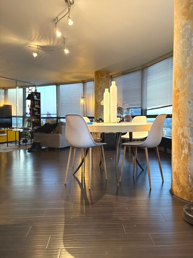 Photo - 5415 N Sheridan Rd Unidad 1111