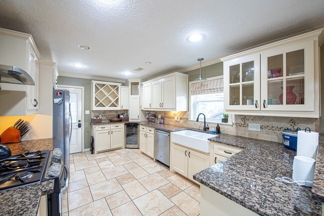 Building Photo - 2208 Chimney Rock Rd Rental