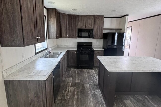 P0814 Kitchen - Oak Grove MHC