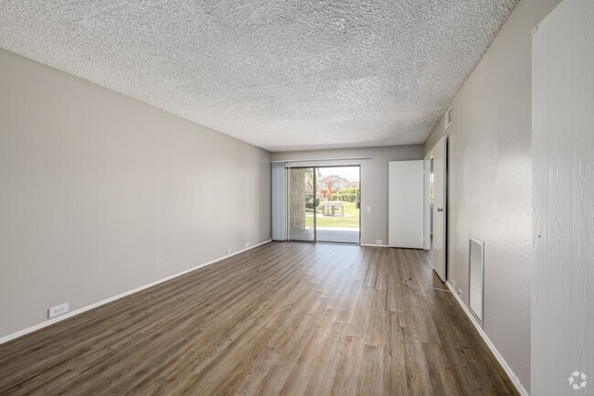 2BR, 2BA - 1,055SF - Living Room